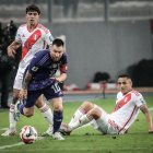 Lionel Messi dejó en el piso a dos jugadores peruanos.