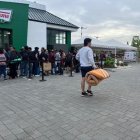 Un puñado de ciudadanos se plantó en los exteriores dos días antes de la inauguración.