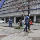 Trabajadores de una empresa de limpieza ayer removían las manchas de sangre que aún quedaban en la vereda.