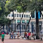 Hombres disfrutaban de un momento ameno con bebidas dentro del Malecón 2000.