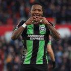 Pervis Estupiñán lleva dos goles en una misma temporada en Inglaterra, en apenas nueve días. 
en sus piernas!