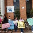 Profesores y allegados de la víctima llegaron hasta el Complejo de Justicia del Azuay para exigir justicia para Anahí.