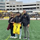 Carlos Muñoz Jr. junto a su madrecita Violeta Vergara, recibió la camiseta de parte de Raúl Chávez directivo amarillo.