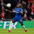 Moisés Caicedo, estuvo jugando de cinco, muy defensivo.