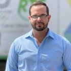 Julio Cesar Saona reportando las noticias de un reconocido canal