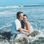 Leonardo Moreira y su novia se realizaron una sesión de fotos en la playa.