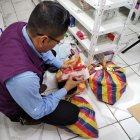 Funcionario de Arcsa decomisando los medicamentos