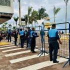 Funcionarios municipales acordando la zona del incidente