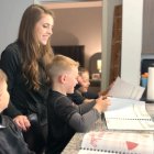 Samantha Bird educa a sus hijos y les enseña a ahorrar.