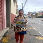 Lupita lleva 60 años voceando EXTRA.