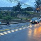 El cuerpo de la víctima fue encontrado sobre la vía y en una maleta abandonada.