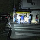 Una carreta usa la luz de una camioneta para alumbrar a sus clientes.