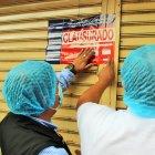 Funcionarios de ARCSA clausurando las instalaciones del restaurante situado en la provincia de Loja