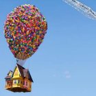 La casa se encuentra sujetada por una grúa gigante