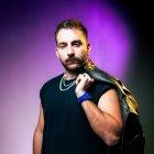 El cantante Tres Dedos dice que está aprendiendo cosas nuevas de la industria musical.