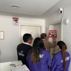 Personal de la Agencia de Aseguramiento de la Calidad de los Servicios de Salud y Medicina Prepagada (Acess), colocando el sticker de clausurado en el lugar