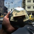 El dinero está adherido a un sticker que tiene de logo al emblematico monumento de Simón Bolívar y San Martín ubicado en Malecón y 9 de Octubre, en Guayaquil
