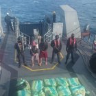 En la embarcación se encontraban 20 sacos con sustancias y dos ocupantes.