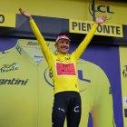 La Locomotora del Carchi en lo alto del podio de la clasificación del Tour de Francia 2024.