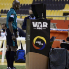 El árbitro Augusto Aragón en una revisión de VAR en un partido de LigaPro
