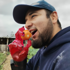 Paco muestra lo funcionales que pueden ser sus prótesis.