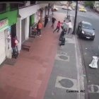 Cuatro sujetos sacaron al hombre del local y otro esperaba en el carro.