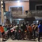 Moradores y transeúntes se agruparon en los exteriores de la casa, luego del estallido.