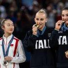 La atleta de china Zhou Yaqin mordió la medalla luego de ver a las italianas hacer lo mismo.