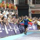 El ecuatoriano Joaquín López cuando cruzaba tercero la meta del Ultratrail de Mont Blanc.