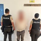 La Policía Nacional, a través de una publicación, compartió una foto difuminada del sospechoso junto a dos agentes luego de su aprehensión.