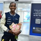 Kiara con un ramo de flores que le dieron en la bienvenida.