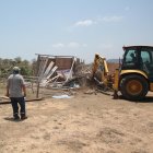 Maquinaria pesada destruye las casas de caña que se habían construido ilegalmente.