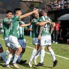 Damián Díaz celebra su gol con sus compañeros en Banfield.