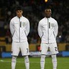 Moisés Caicedo (i) junto a Piero Hincapié en la selección ecuatoriana de fútbol