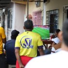 En una vivienda en la calle 38 y Sedalana, sacaron un televisor para ver el partido.