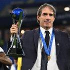 En técnico de Pachuca Guillermo Almada con los trofeo de la Challenger Cup que ganó ante Al-Ahly