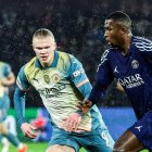 Willian Pacho (d) con París Saint-Germain enfrentando a Manchester City