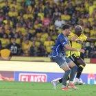 Felipe Caicedo (d) debutó con la camiseta torera en el Clásico del Astillero del sábado 1 de febrero, en la Noche Amarilla del Barcelona SC