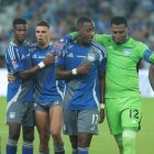 Pedro Ortiz (cd) junto al resto de sus compañeros en el rol de titular en el partido de Emelec ante Macará en el Capwell