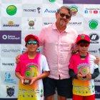 Emigdio Navia (i), Jonhny Saldivias, director, y Jorge López, tras la tercera etapa.