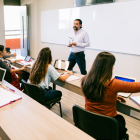 Estudiantes en aula de clases.