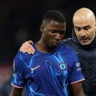 Moisés Caicedo recibe indicaciones del entrenador de Chelsea Enzo Maresca