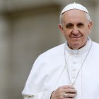 El papa Francisco toca su crucifijo. La muerte del sumo pontífice se confirmó el 21 de abril de 2025.