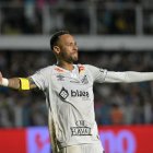 El delantero del Santos Neymar durante el partido de fútbol entre el Santos y el Botafogo en el estadio Urbano Caldeira.
