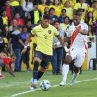 Piero Hincapié (i), defensa de Ecuador, disputa una pelota con Luis Advíncula, lateral de Perú.