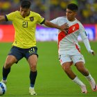 Alan Franco y Piero Quispe luchan durante el partido de las eliminatorias sudamericanas entre Ecuador y Perú en el estadio Rodrigo Paz Delgado de Quito.