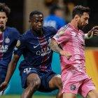 Willian Pacho (i) PSG marca a Lionel Messi en el Mundial de Clubes