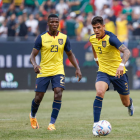 Moisés Caicedo y Piero Hincapié (d) comparte en selección ecuatoriana de fútbol