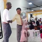 Moisés Caicedo y su madre Liliana llegando a la Iglesia Evangélica.