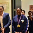 El presidente de la Ecuatoriana de Atletismo, Manuel Bravo, fue uno de los encargados de recibir a la campeona mundial Juleisy Angulo.
